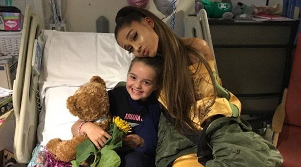 Ariana Grande terör mağduru hayranlarını ziyaret etti - Resim: 1