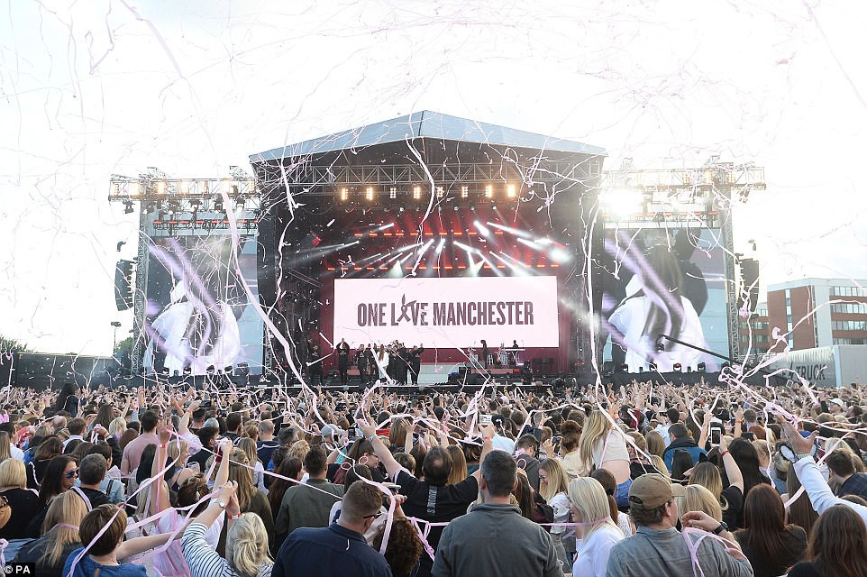 Binlerce kişi Manchester'da tek yürek - Resim: 2