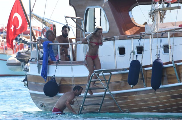 Teknede görüntülenen oryantal Didem'in bikinili halleri çok konuşulacak - Resim: 1