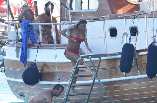 Teknede görüntülenen oryantal Didem'in bikinili halleri çok konuşulacak - Resim: 2