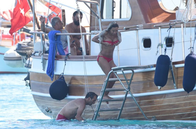 Teknede görüntülenen oryantal Didem'in bikinili halleri çok konuşulacak - Resim: 3
