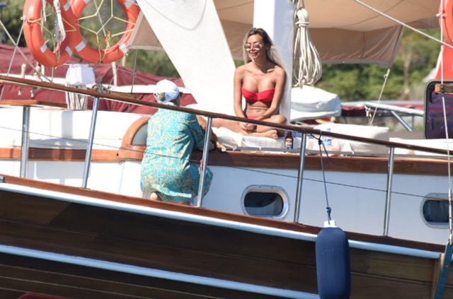 Teknede görüntülenen oryantal Didem'in bikinili halleri çok konuşulacak - Resim: 4