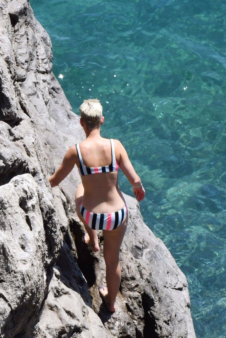 Katy Perry kayalıklara tırmandı ve suya daldı - Resim: 2