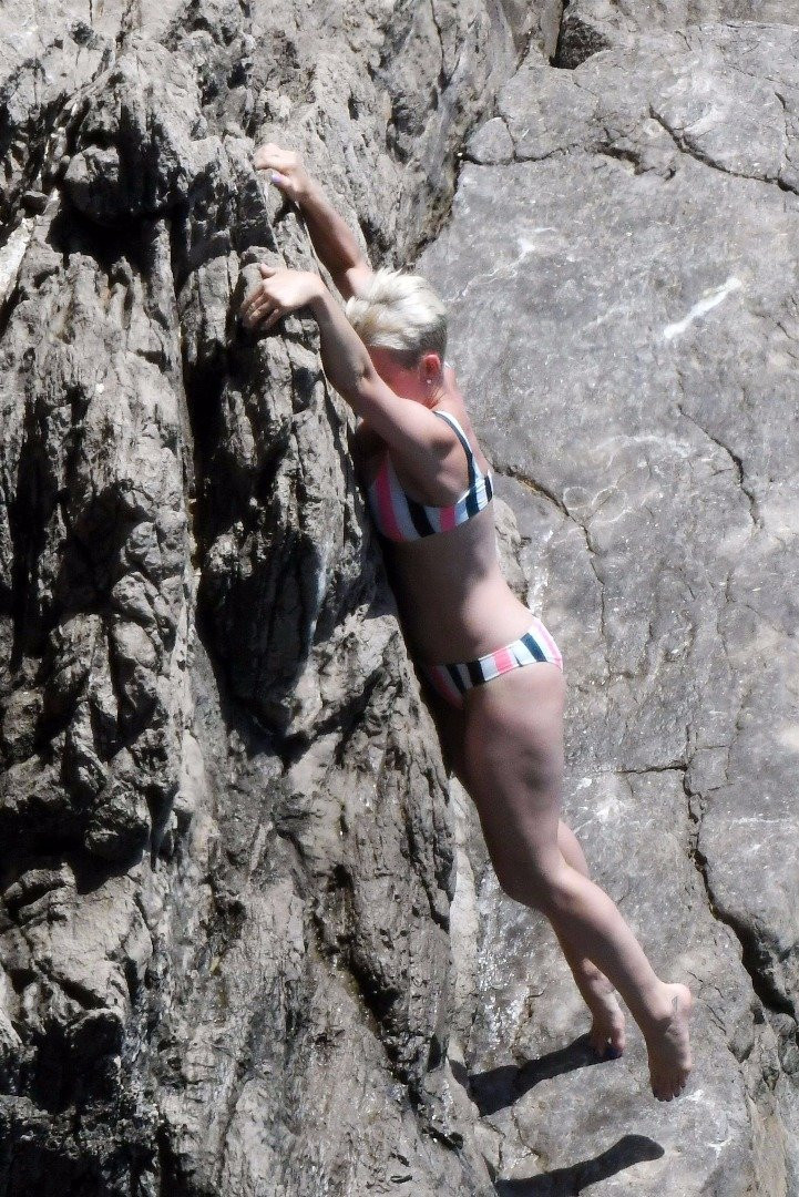 Katy Perry kayalıklara tırmandı ve suya daldı - Resim: 3