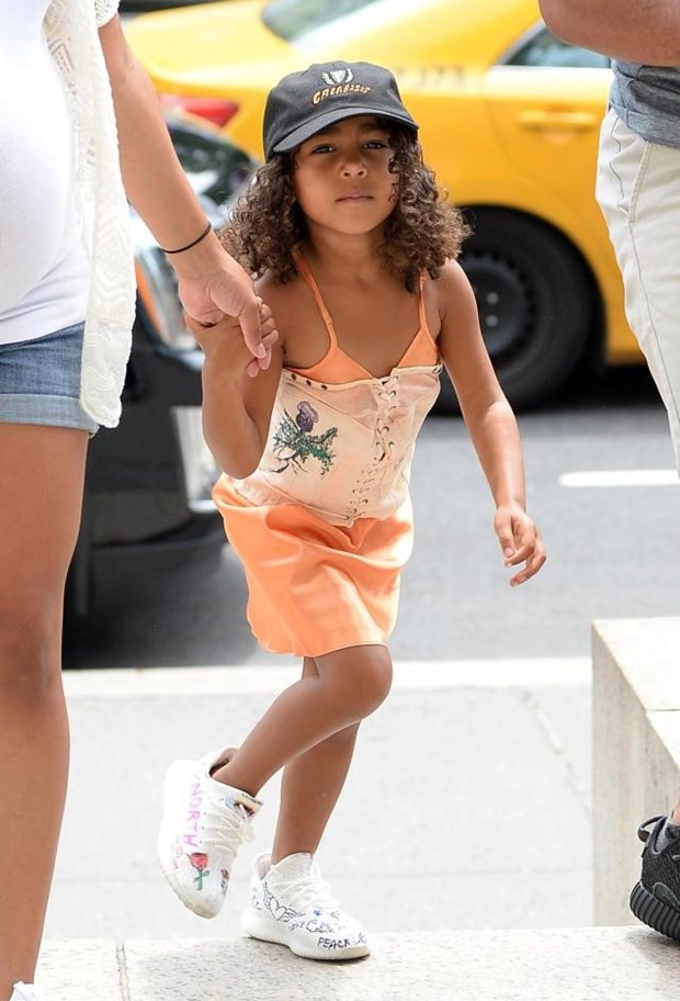 Kim Kardashian dört yaşındaki kızına korse mi giydirdi? - Resim: 2