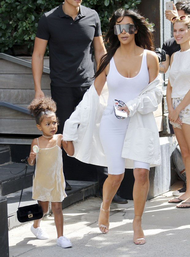 Kim Kardashian dört yaşındaki kızına korse mi giydirdi? - Resim: 3