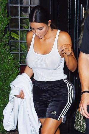 Kim Kardashian'ı sokakta sütyensiz yakaladılar! - Resim: 2