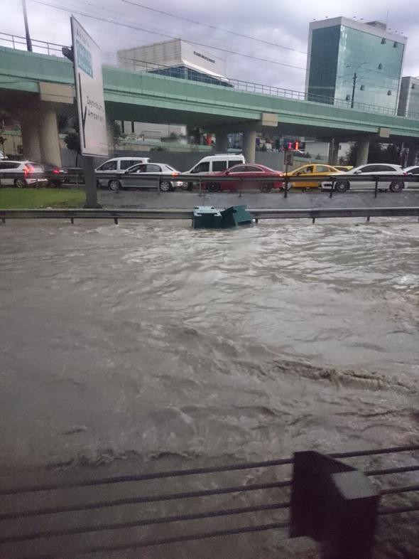 İstanbul'daki şiddetli yağmur sosyal medyayı salladı - Resim: 3