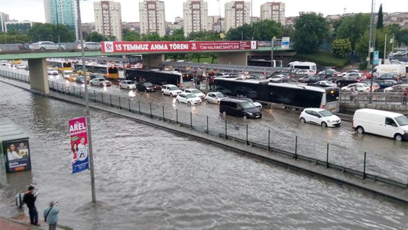 İstanbul'daki şiddetli yağmur sosyal medyayı salladı - Resim: 4