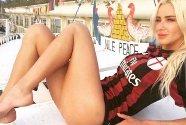 İspanyol futbolcunun seksi hayranı Martina Stetiarova - Resim: 2