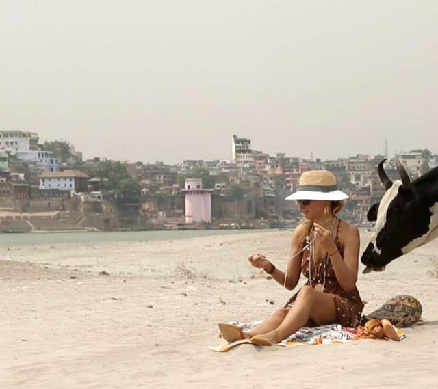 Burcu Esmersoy'u Hindistan'da inek yalayınca, neye uğradığını şaşırdı - Resim: 3