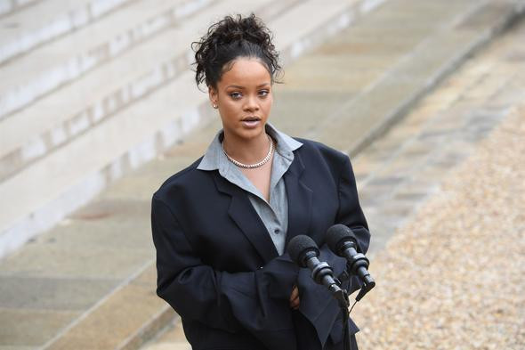 Rihanna'ya babasının ceketini giymiş yorumu - Resim: 2