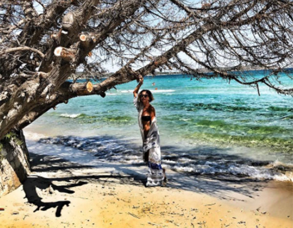 42 yaşındaki Ece Uslu bikinili fotoğrafıyla mankenlere taş çıkarttı - Resim: 2
