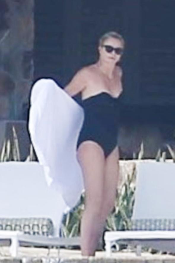Charlize Theron bikinili yakalanınca havluya sarıldı - Resim: 3