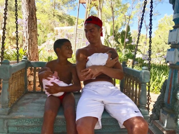 Ronaldo ikiz bebekleriyle tatilde - Resim: 2
