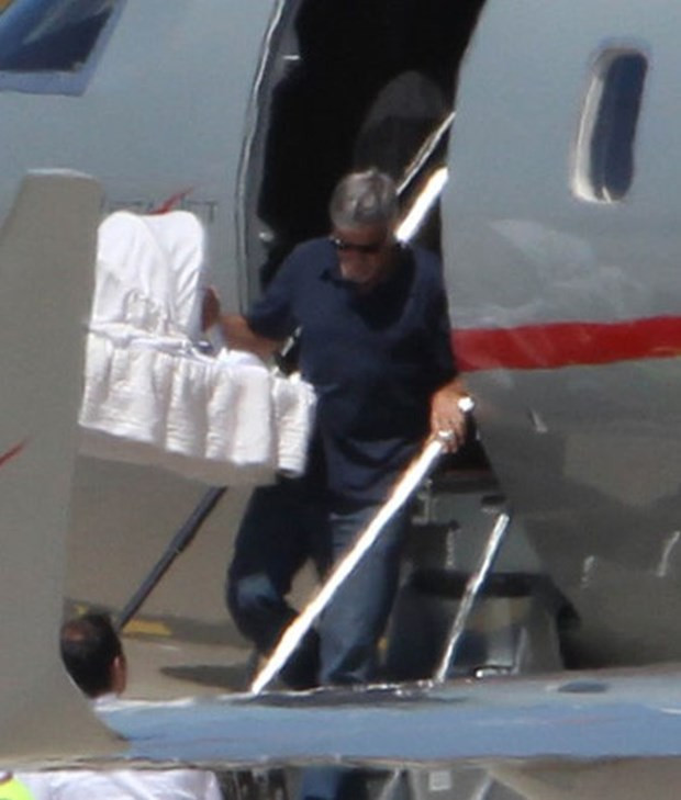 George Clooney ilk kez ikiz bebekleriyle görüntülendi - Resim: 3