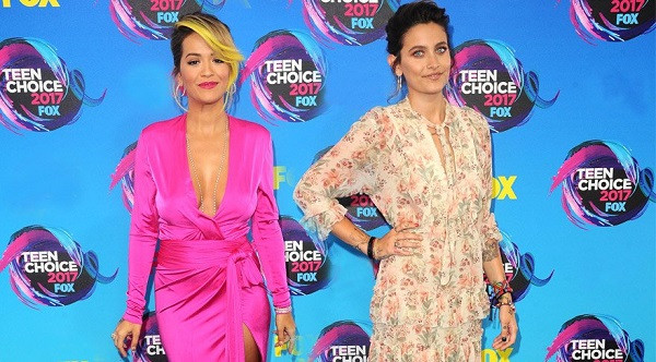 Teen Choice Ödülleri'ne pijama takımlarıyla geldi - Resim: 1