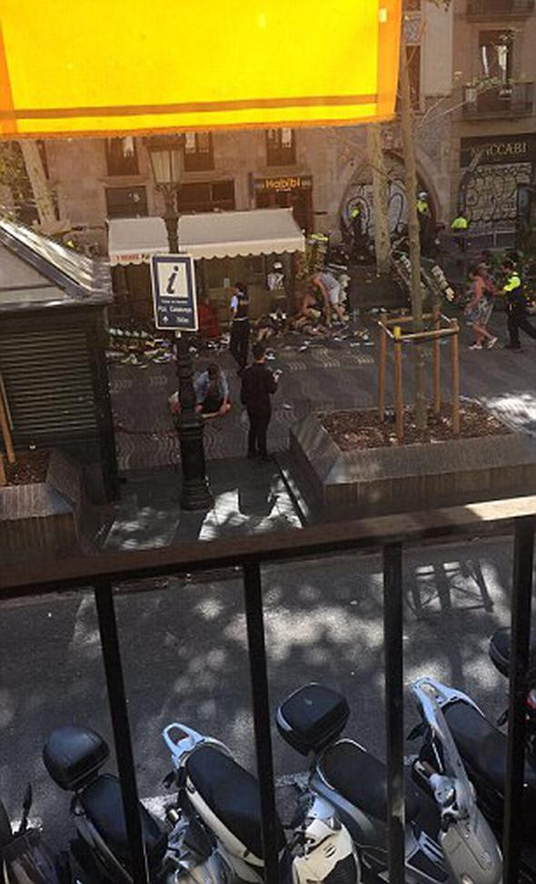 Barcelona'daki saldırılardan dehşet kareleri - Resim: 2
