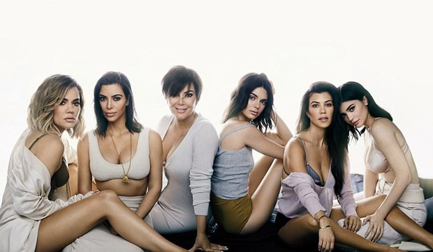 Kardashianlar 10’uncu yıllarını iç çamaşırlı kapakla kutladı - Resim: 2