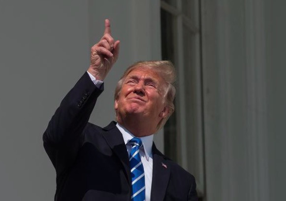 Trump'ın güneş tutulması görüntüleri sosyal medyayı salladı - Resim: 4