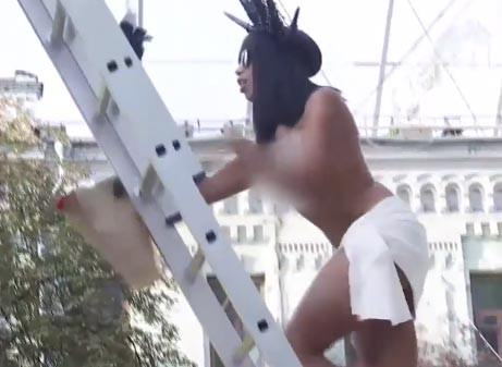 FEMEN'den çıplak eylem: Lenin anıtının kaidesine çıkarak eylem yaptı - Resim: 4