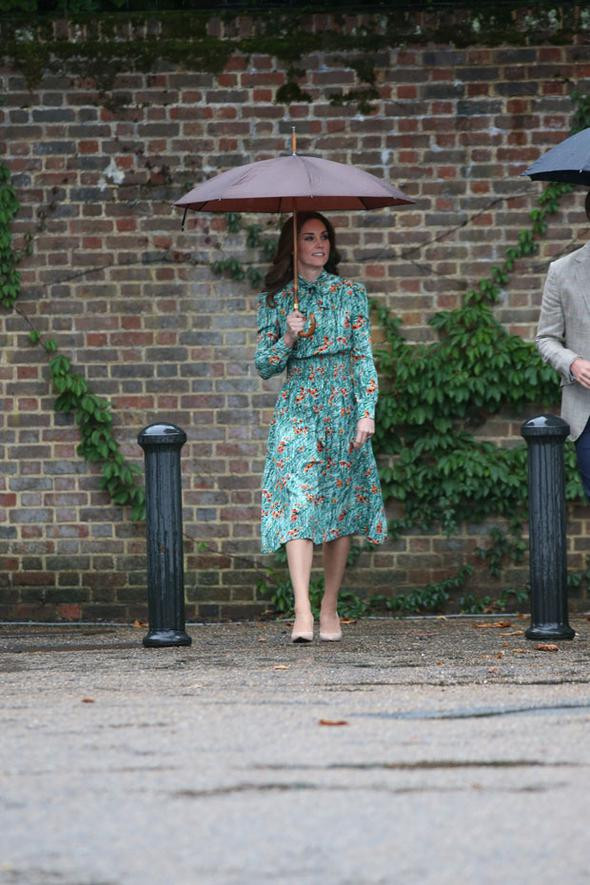 Kate Middleton, Kraliçe Elizabeth'in çöpe attığı kıyafetleri giyiyor... - Resim: 2