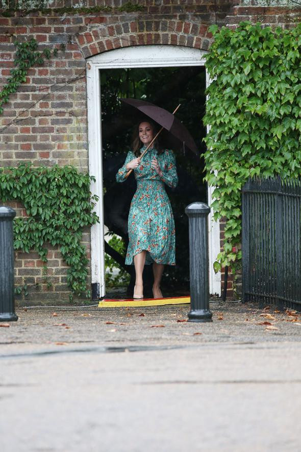 Kate Middleton, Kraliçe Elizabeth'in çöpe attığı kıyafetleri giyiyor... - Resim: 3