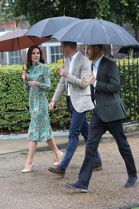 Kate Middleton, Kraliçe Elizabeth'in çöpe attığı kıyafetleri giyiyor... - Resim: 4