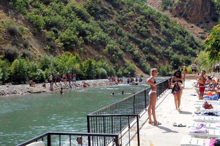 Tunceli’de sıcaklık 41 dereceyi geçince mayosunu giyen plaja koştu - Resim: 2
