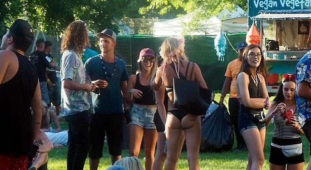 Dünya festivallerinde sıkça görülmeye başlanan tanga bikini trendi - Resim: 4