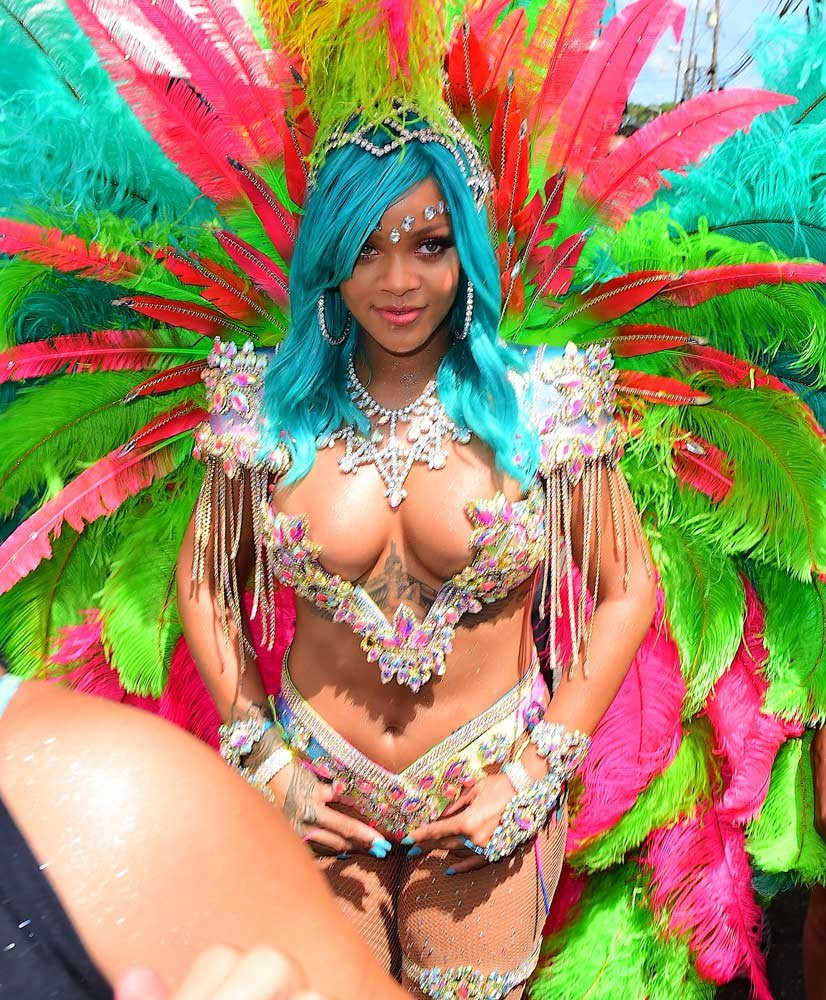 Festival kızı Rihanna giydikleriyle nefes kesti - Resim: 3