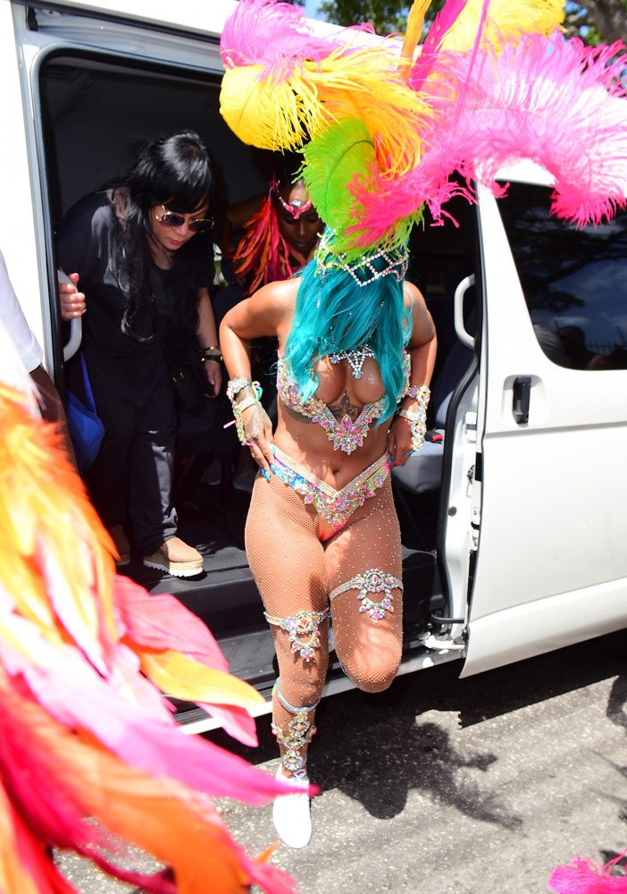Festival kızı Rihanna giydikleriyle nefes kesti - Resim: 4