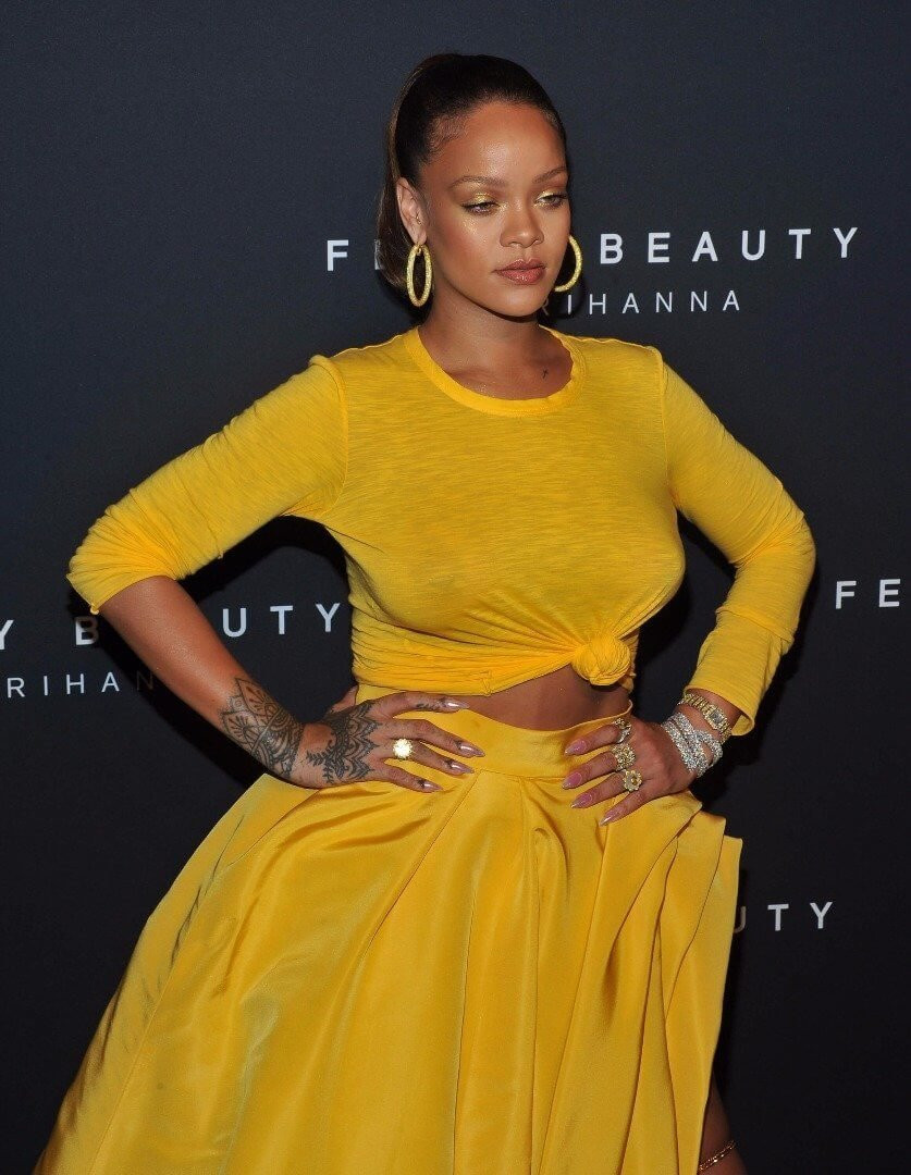 Rihanna ilginç kıyafetiyle güneş gibi parladı - Resim: 4