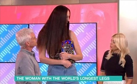 Dünyanın en uzun bacaklı kadınıyla konuşabilmek için merdivene çıkıyorlar - Resim: 4