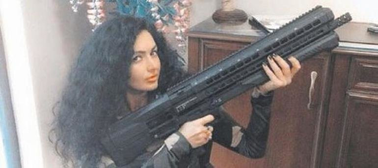 Dora Ercan'ın silahlarla dans pozu görenleri şoke etti - Resim: 2
