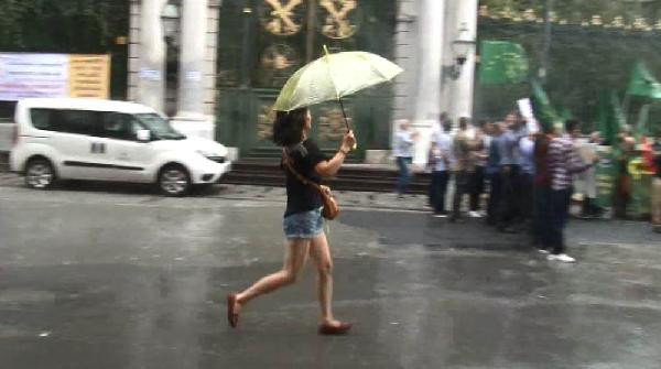 İstanbul'da yağmur aniden bastırınca ortaya bu görüntüler çıktı - Resim: 1