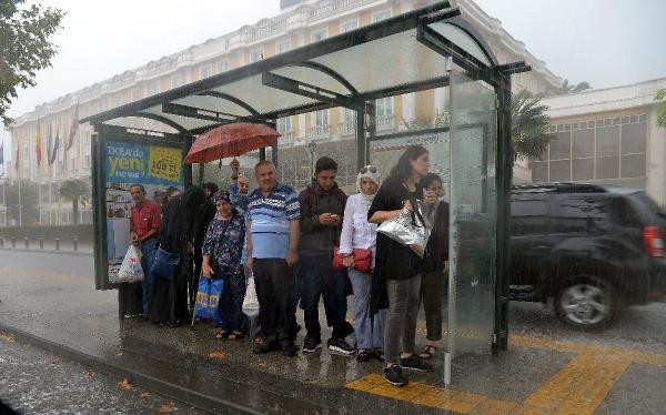 İstanbul'da yağmur aniden bastırınca ortaya bu görüntüler çıktı - Resim: 2