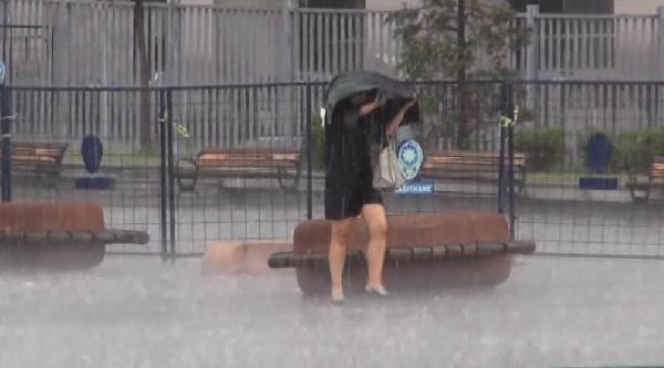 İstanbul'da yağmur aniden bastırınca ortaya bu görüntüler çıktı - Resim: 3