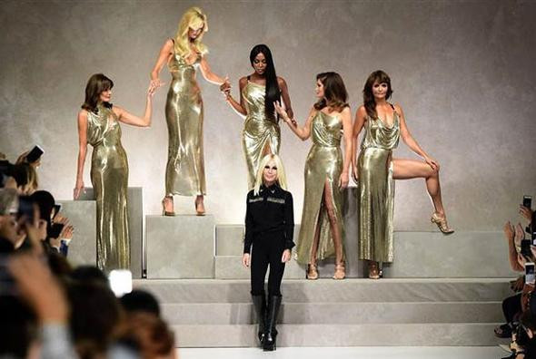 Milano Moda Haftası'nda Versace damgası! Süper modeller podyumda... - Resim: 2