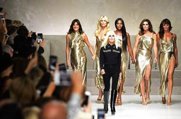 Milano Moda Haftası'nda Versace damgası! Süper modeller podyumda... - Resim: 3