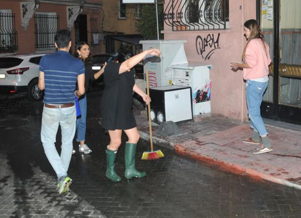 Ferhan Şensoy, elinde kova, ayağında terlikle sokağı yıkadı - Resim: 1