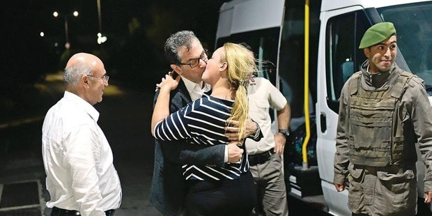 Kadri Gürsel ve eşinin fotoğrafına giren Mahmut Tanal sosyal medyada olay oldu - Resim: 1