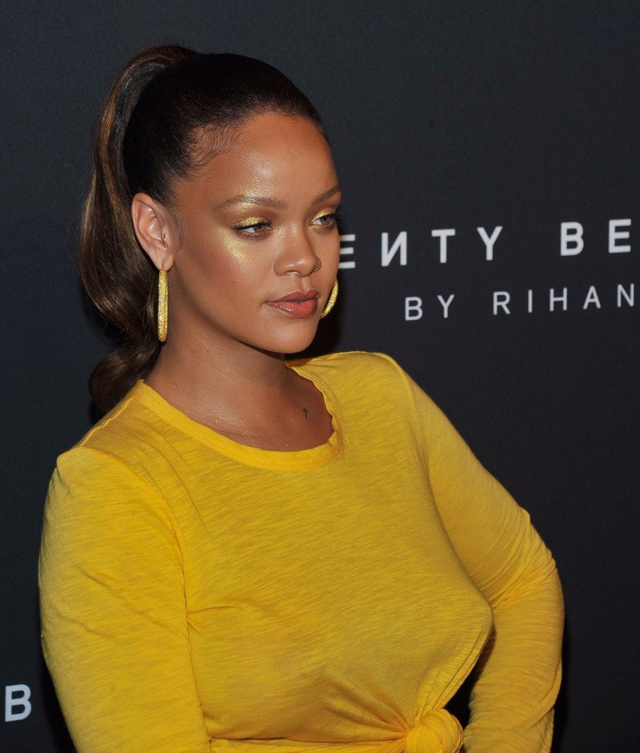Rihanna'nın göğüsleri olay oldu: Füze sütyen kullanmış... - Resim: 3