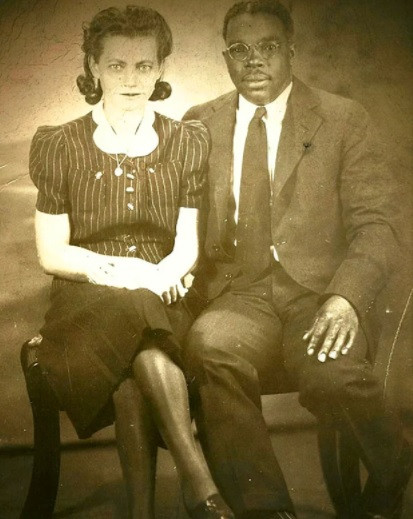 Büyükanne ve dedesinin eski fotoğrafı gibi poz veren torunlar - Resim: 3