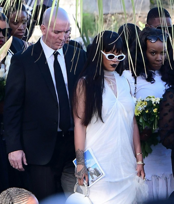Rihanna'yı yasa boğan ölüm! Kıyafeti olay oldu - Resim: 2