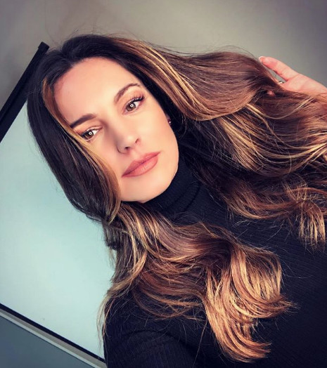 Kelly Brook'un göğüsleriyle başı belada - Resim: 1