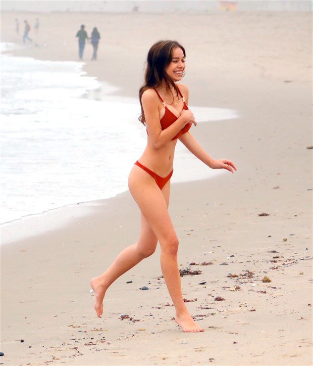 Sophie Mudd kırmızı bikinisiyle plajı sarstı - Resim: 1