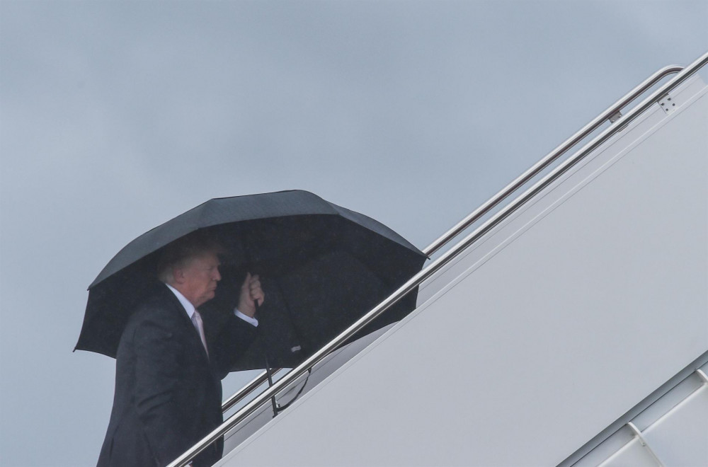 Uçağa şemsiyeyle girmeye çalışan Trump sosyal medyada alay konusu oldu - Resim: 1