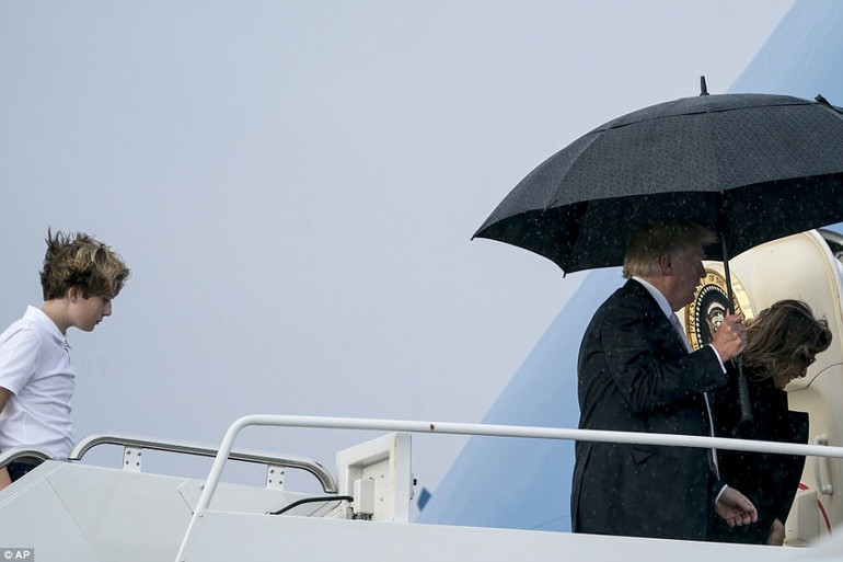 Uçağa şemsiyeyle girmeye çalışan Trump sosyal medyada alay konusu oldu - Resim: 2