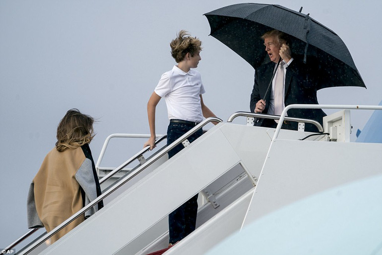 Uçağa şemsiyeyle girmeye çalışan Trump sosyal medyada alay konusu oldu - Resim: 3